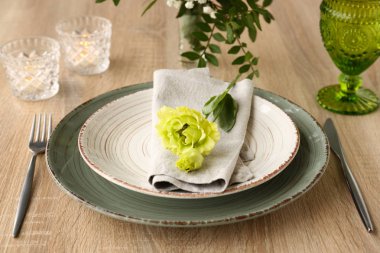 Ahşap arka plan üzerinde çiçek dekorasyonu ile güzel festival Tablo ayarı