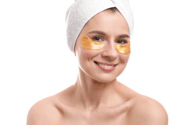 Kadın beyaz arka plan üzerinde altında göz yamalar ile