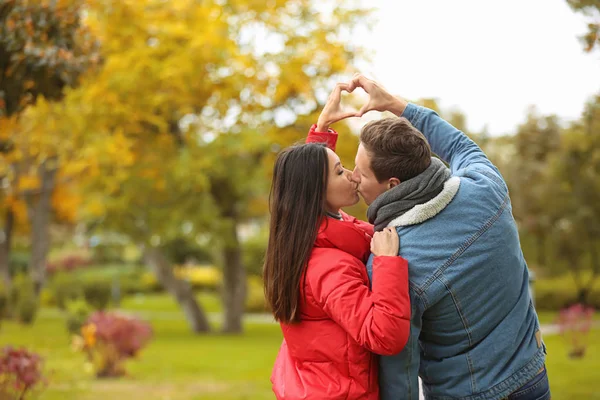 가 공원에 그들의 손으로 하트를 만드는 행복 한 커플 — 스톡 사진