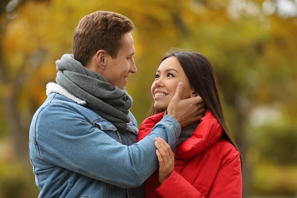 Amar pareja joven en una cita romántica en el parque de otoño — Foto de Stock