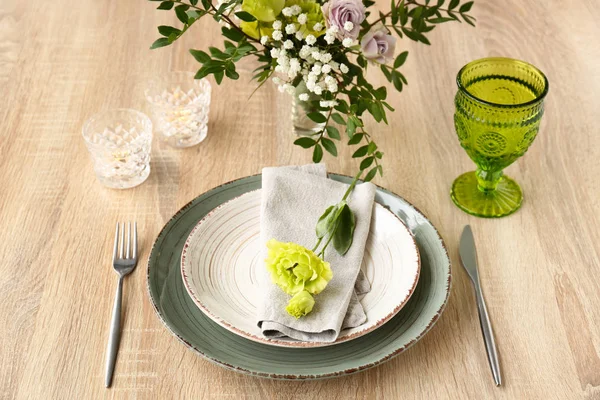 나무 배경 꽃 장식으로 아름 다운 축제 테이블 설정 — 스톡 사진