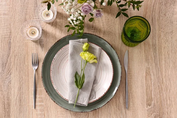 Ahşap arka plan üzerinde çiçek dekorasyonu ile güzel festival Tablo ayarı