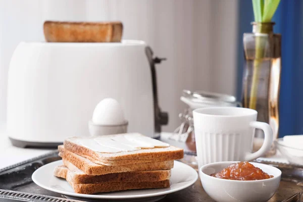 Lezzetli kahvaltı ekmek metal tepsi ile — Stok fotoğraf