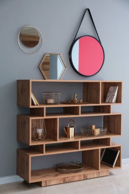 Ahşap raf ünitesi ile altın dekor ve gri duvar aynalar