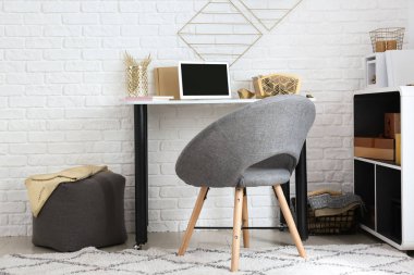 Çalışma alanı ile modern bilgisayar ve beyaz duvar yakınındaki altın dekor