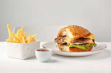 Lezzetli hamburger ve patates kızartması masada