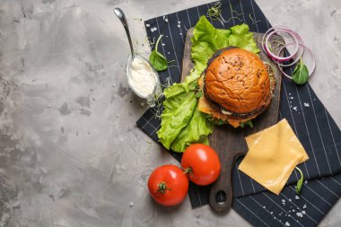 Masada lezzetli hamburger ile kompozisyon