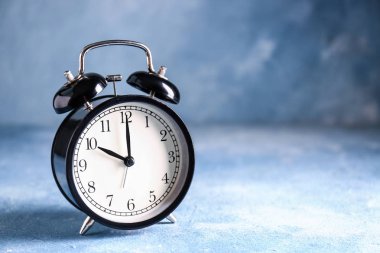 Renk arkaplanındaki alarm saati