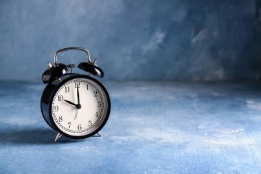 Renk arkaplanındaki alarm saati