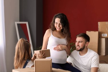 Yeni ev eşyalarını mutlu aile bekliyor bebekle