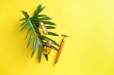 Esans renk arka plan üzerinde aracıyla yüz masajı