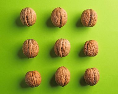 Lezzetli kabuklu ceviz renk arka plan üzerinde