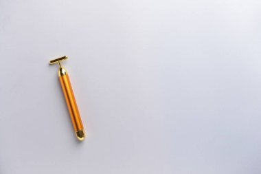Yüz masajı aracı ışık arka plan üzerinde