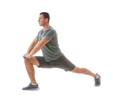 Sportif genç adam beyaz arka planı eğitim