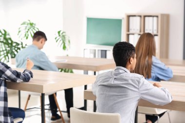 Okul geçen Öğrenciler sınıfta test