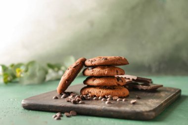 Ahşap tahta üzerinde çikolata parçaları ile lezzetli tatlılar