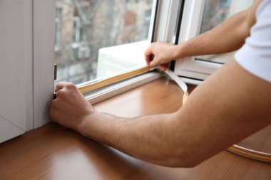 Genç bir işçi pencere dairede yükleme
