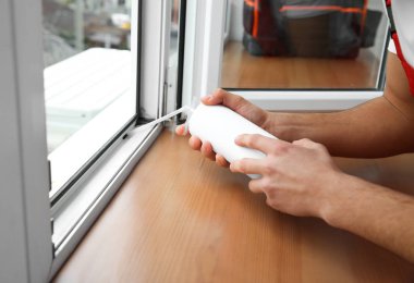 Genç bir işçi pencere dairede yükleme