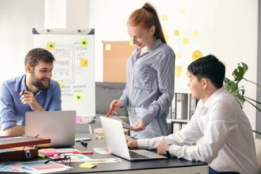 Ofiste çalışan genç bu tasarımcılar