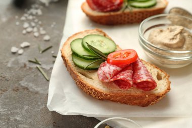 Gri arka planda, closeup soslu taze lezzetli bruschetta