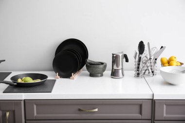 Sayaç modern mutfak ürünleri ile temiz mutfak eşyaları