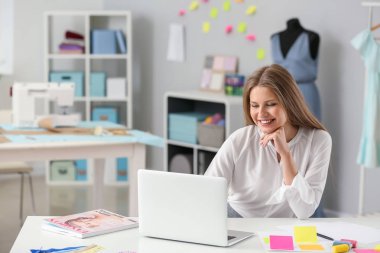 Güzel kadın işletme sahibi Atelier içinde çalışma