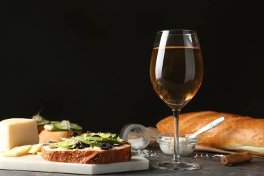 Bardak beyaz şarap lezzetli bruschettas tablo ile