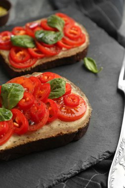 Kayrak plaka, closeup üzerinde taze lezzetli bruschettas