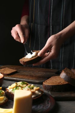 Lezzetli bruschettas hazırlama kadın