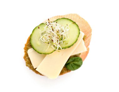 Beyaz arka planda taze lezzetli bruschetta.