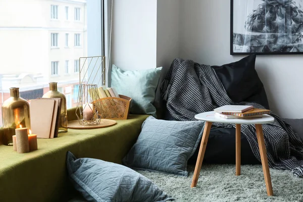 Gemütlicher Ort in Fensternähe mit goldenem Dekor — Stockfoto