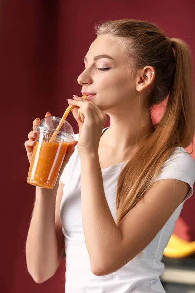 Young woman with cup of healthy smoothie at home — Stock Photo, Image