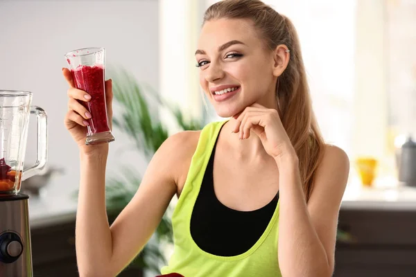 Junge Frau mit einem Glas gesunden Smoothie zu Hause — Stockfoto