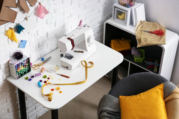 Elegante lugar de trabajo de sastrería con máquina de coser en taller —  Fotos de Stock