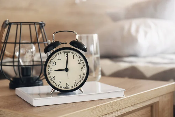 Relógio de alarme na mesa no quarto — Fotografia de Stock