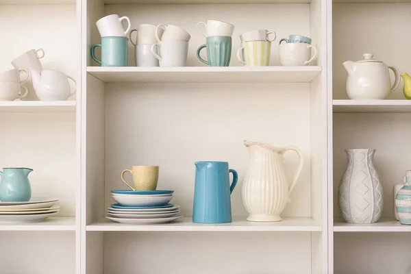 Set de platos limpios en estantes blancos en cocina — Foto de Stock