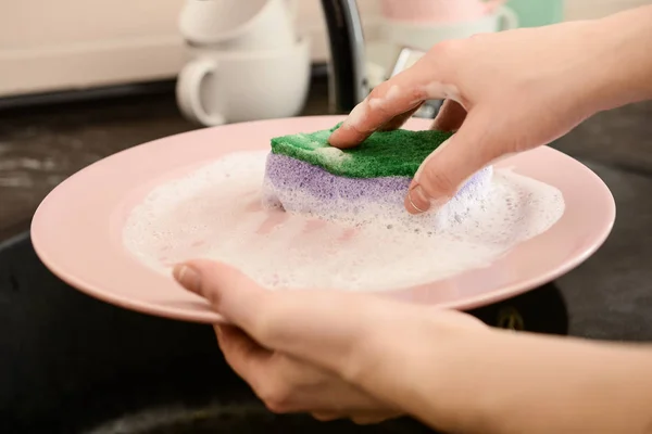 Mutfak lavabosunda bulaşık yıkayan kadın. — Stok fotoğraf