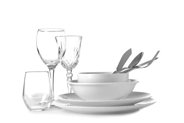 Satz sauberes Geschirr auf weißem Hintergrund — Stockfoto