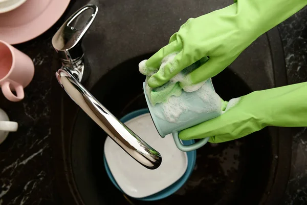 Женская чашка для мытья посуды — стоковое фото