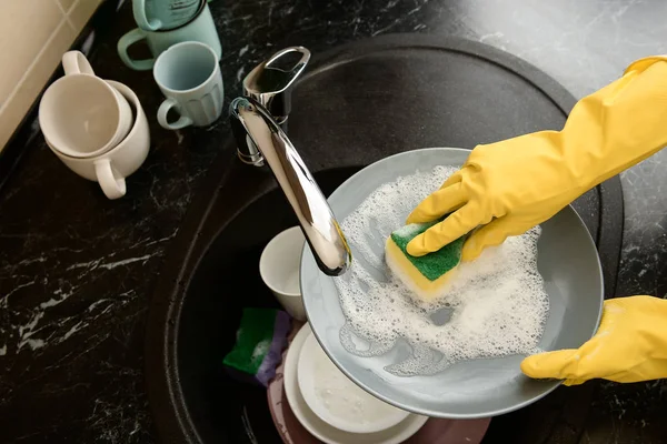 Plaque de lavage femme dans évier de cuisine — Photo