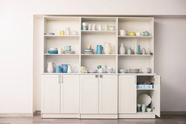 Armoire avec vaisselle propre dans la cuisine — Photo