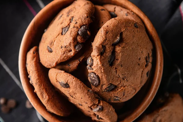 Biscoitos saborosos com chips de chocolate na tigela, close-up — Fotografia de Stock