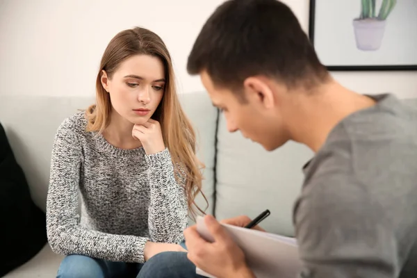 Psicólogo masculino trabajando con paciente en consultorio — Foto de Stock