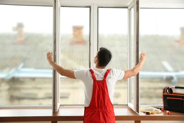 Mladý pracovník kontroly okno po opravě — Stock fotografie