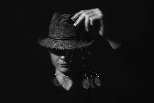 Ipnotizzatrice femminile con pendolo oscillante su sfondo scuro — Foto Stock