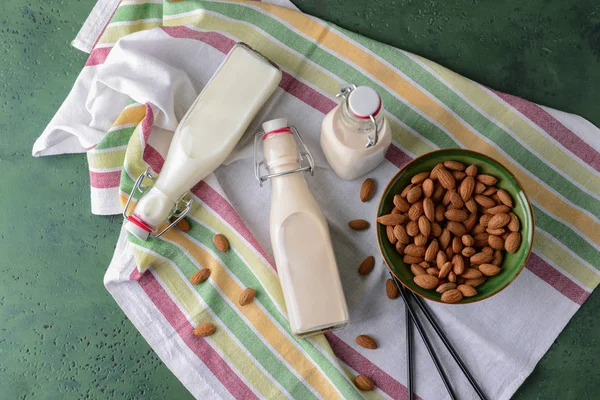 Láhve zdravá mandlového mléka na stole — Stock fotografie