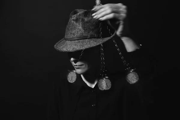 Kobiece hipnotyzer z kołysanie wahadła na ciemnym tle — Zdjęcie stockowe