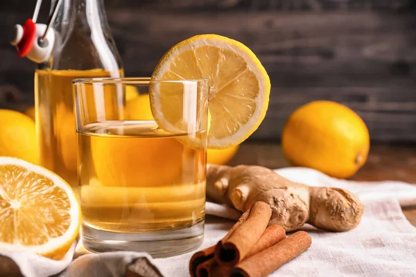 Vaso de bebida saludable con limón, jengibre y canela en la mesa —  Fotos de Stock