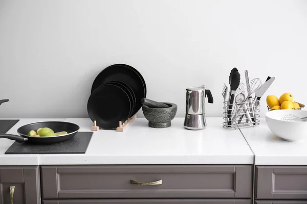 Schone keukengerei met producten op de teller in de moderne keuken — Stockfoto