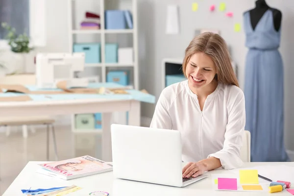 Bella imprenditrice che lavora in atelier — Foto Stock